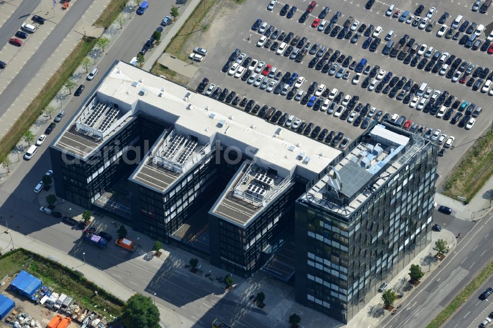 Aerial photograph Berlin - View the new building of the new german headquarter of Mercedes-Benz Distribution Germany on the site of the project Media Spree in the district Kreuzberg-Friedrichshain in Berlin. Here combines the Mercedes-Benz Distribution Germany the existing Berlin locations in a new property that is planned and built by CA Immo. CA Immo joins the project both as a client as well as an investor. Operating construction enterprise is the company Züblin