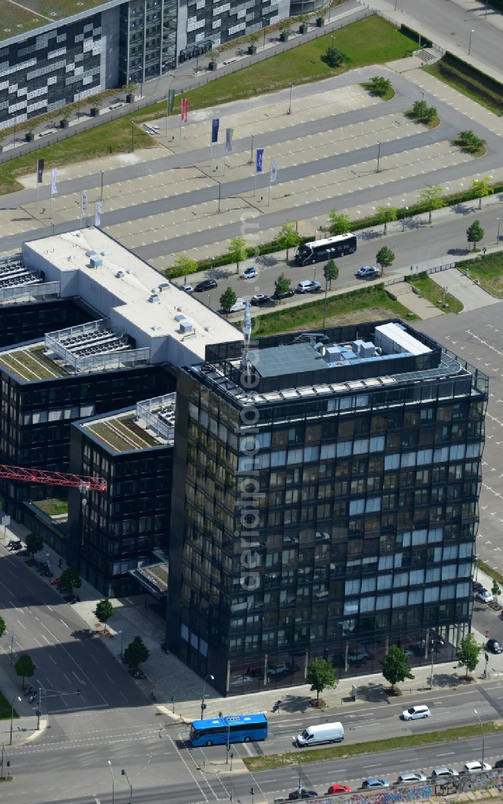 Aerial photograph Berlin - View the new building of the new german headquarter of Mercedes-Benz Distribution Germany on the site of the project Media Spree in the district Kreuzberg-Friedrichshain in Berlin. Here combines the Mercedes-Benz Distribution Germany the existing Berlin locations in a new property that is planned and built by CA Immo. CA Immo joins the project both as a client as well as an investor. Operating construction enterprise is the company Züblin