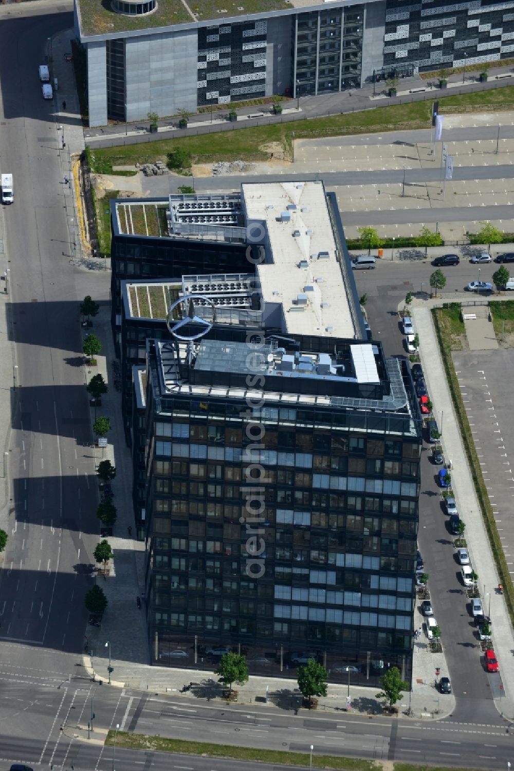 Berlin from the bird's eye view: View the new building of the new german headquarter of Mercedes-Benz Distribution Germany on the site of the project Media Spree in the district Kreuzberg-Friedrichshain in Berlin. Here combines the Mercedes-Benz Distribution Germany the existing Berlin locations in a new property that is planned and built by CA Immo. CA Immo joins the project both as a client as well as an investor. Operating construction enterprise is the company Züblin