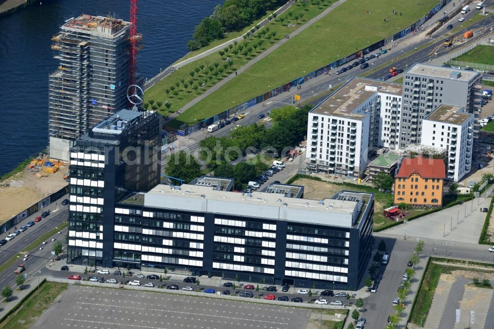 Berlin from the bird's eye view: View the new building of the new german headquarter of Mercedes-Benz Distribution Germany on the site of the project Media Spree in the district Kreuzberg-Friedrichshain in Berlin. Here combines the Mercedes-Benz Distribution Germany the existing Berlin locations in a new property that is planned and built by CA Immo. CA Immo joins the project both as a client as well as an investor. Operating construction enterprise is the company Züblin