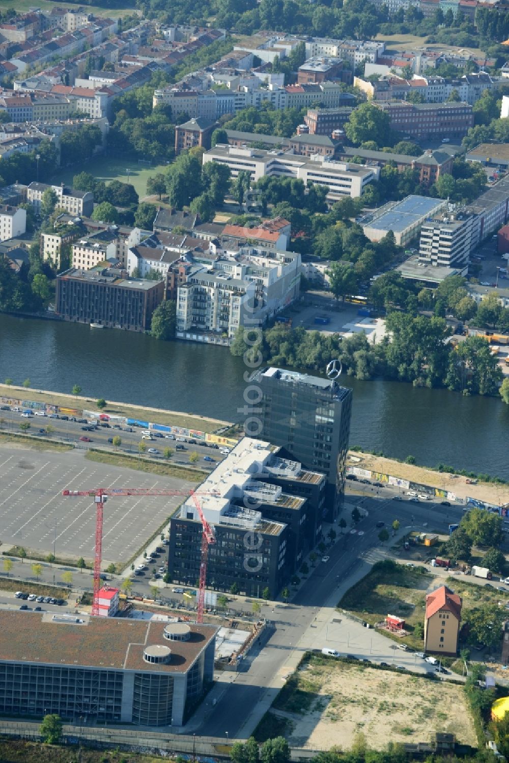 Aerial image Berlin - View the new building of the new german headquarter of Mercedes-Benz Distribution Germany on the site of the project Media Spree in the district Kreuzberg-Friedrichshain in Berlin. Here combines the Mercedes-Benz Distribution Germany the existing Berlin locations in a new property that is planned and built by CA Immo. CA Immo joins the project both as a client as well as an investor. Operating construction enterprise is the company Züblin