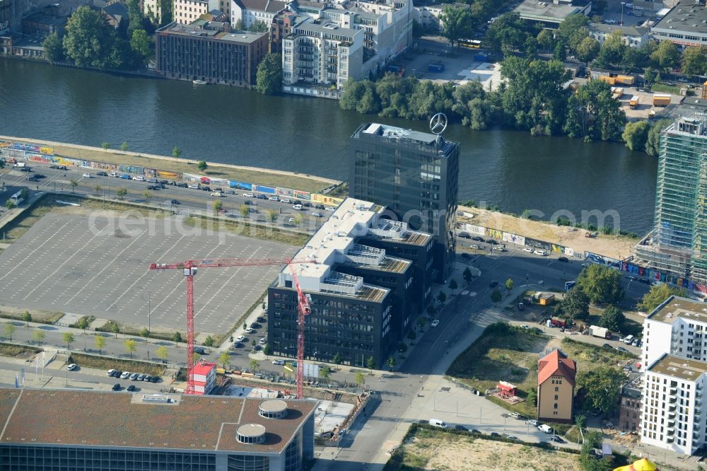 Aerial photograph Berlin - View the new building of the new german headquarter of Mercedes-Benz Distribution Germany on the site of the project Media Spree in the district Kreuzberg-Friedrichshain in Berlin. Here combines the Mercedes-Benz Distribution Germany the existing Berlin locations in a new property that is planned and built by CA Immo. CA Immo joins the project both as a client as well as an investor. Operating construction enterprise is the company Züblin