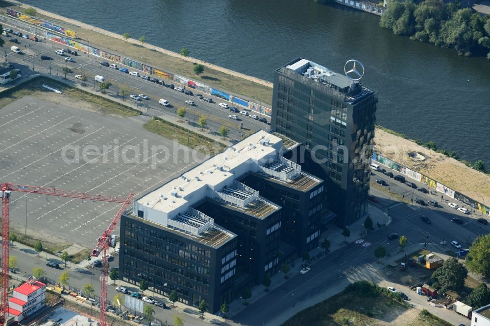 Aerial image Berlin - View the new building of the new german headquarter of Mercedes-Benz Distribution Germany on the site of the project Media Spree in the district Kreuzberg-Friedrichshain in Berlin. Here combines the Mercedes-Benz Distribution Germany the existing Berlin locations in a new property that is planned and built by CA Immo. CA Immo joins the project both as a client as well as an investor. Operating construction enterprise is the company Züblin