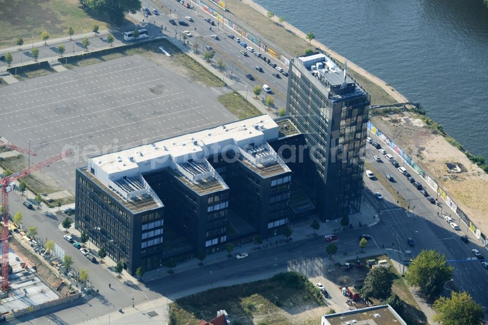 Berlin from the bird's eye view: View the new building of the new german headquarter of Mercedes-Benz Distribution Germany on the site of the project Media Spree in the district Kreuzberg-Friedrichshain in Berlin. Here combines the Mercedes-Benz Distribution Germany the existing Berlin locations in a new property that is planned and built by CA Immo. CA Immo joins the project both as a client as well as an investor. Operating construction enterprise is the company Züblin