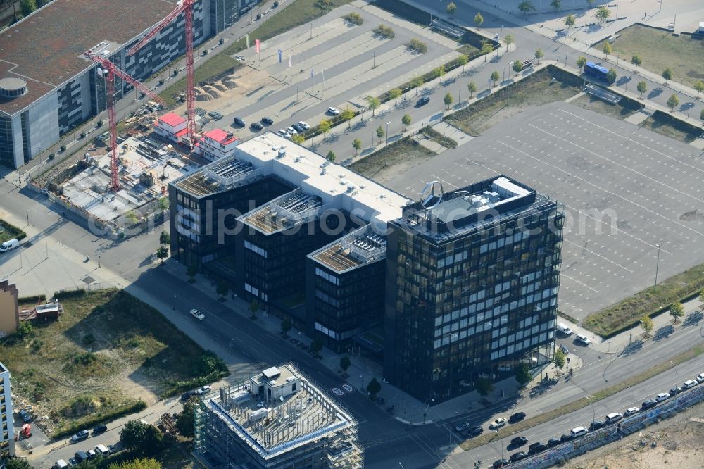 Berlin from the bird's eye view: View the new building of the new german headquarter of Mercedes-Benz Distribution Germany on the site of the project Media Spree in the district Kreuzberg-Friedrichshain in Berlin. Here combines the Mercedes-Benz Distribution Germany the existing Berlin locations in a new property that is planned and built by CA Immo. CA Immo joins the project both as a client as well as an investor. Operating construction enterprise is the company Züblin