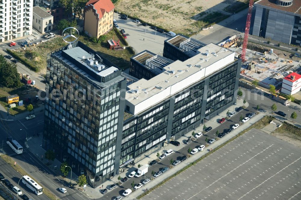 Berlin from the bird's eye view: View the new building of the new german headquarter of Mercedes-Benz Distribution Germany on the site of the project Media Spree in the district Kreuzberg-Friedrichshain in Berlin. Here combines the Mercedes-Benz Distribution Germany the existing Berlin locations in a new property that is planned and built by CA Immo. CA Immo joins the project both as a client as well as an investor. Operating construction enterprise is the company Züblin