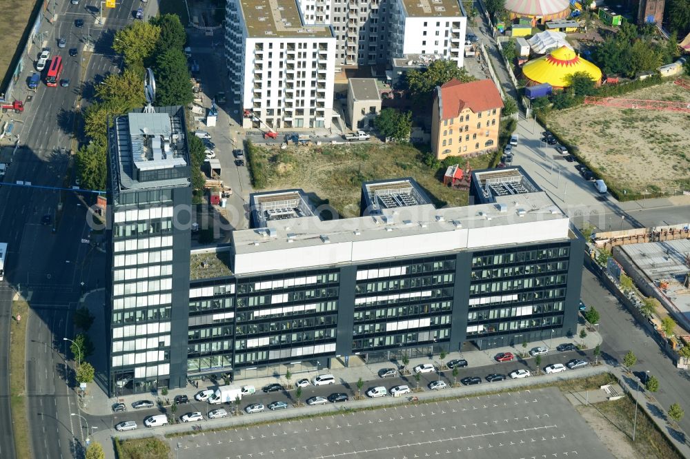 Berlin from above - View the new building of the new german headquarter of Mercedes-Benz Distribution Germany on the site of the project Media Spree in the district Kreuzberg-Friedrichshain in Berlin. Here combines the Mercedes-Benz Distribution Germany the existing Berlin locations in a new property that is planned and built by CA Immo. CA Immo joins the project both as a client as well as an investor. Operating construction enterprise is the company Züblin