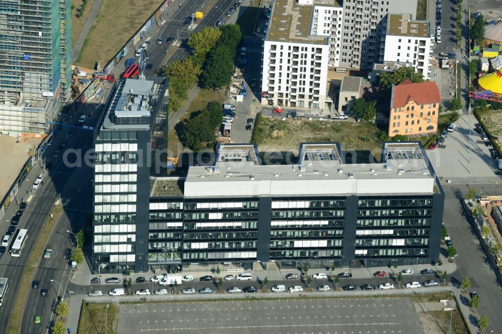 Berlin from the bird's eye view: View the new building of the new german headquarter of Mercedes-Benz Distribution Germany on the site of the project Media Spree in the district Kreuzberg-Friedrichshain in Berlin. Here combines the Mercedes-Benz Distribution Germany the existing Berlin locations in a new property that is planned and built by CA Immo. CA Immo joins the project both as a client as well as an investor. Operating construction enterprise is the company Züblin