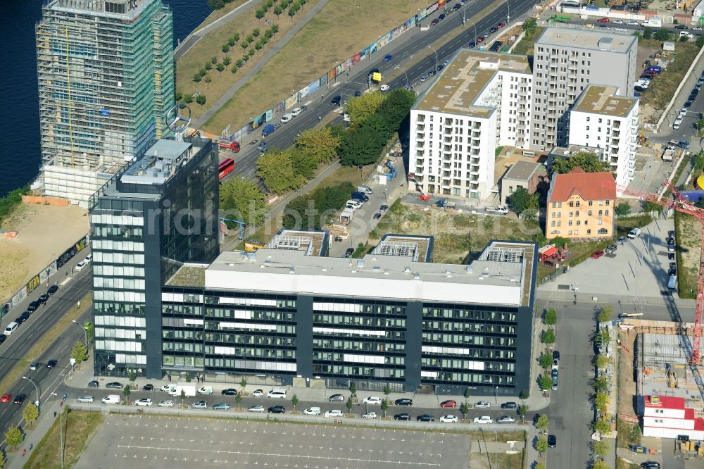 Aerial image Berlin - View the new building of the new german headquarter of Mercedes-Benz Distribution Germany on the site of the project Media Spree in the district Kreuzberg-Friedrichshain in Berlin. Here combines the Mercedes-Benz Distribution Germany the existing Berlin locations in a new property that is planned and built by CA Immo. CA Immo joins the project both as a client as well as an investor. Operating construction enterprise is the company Züblin