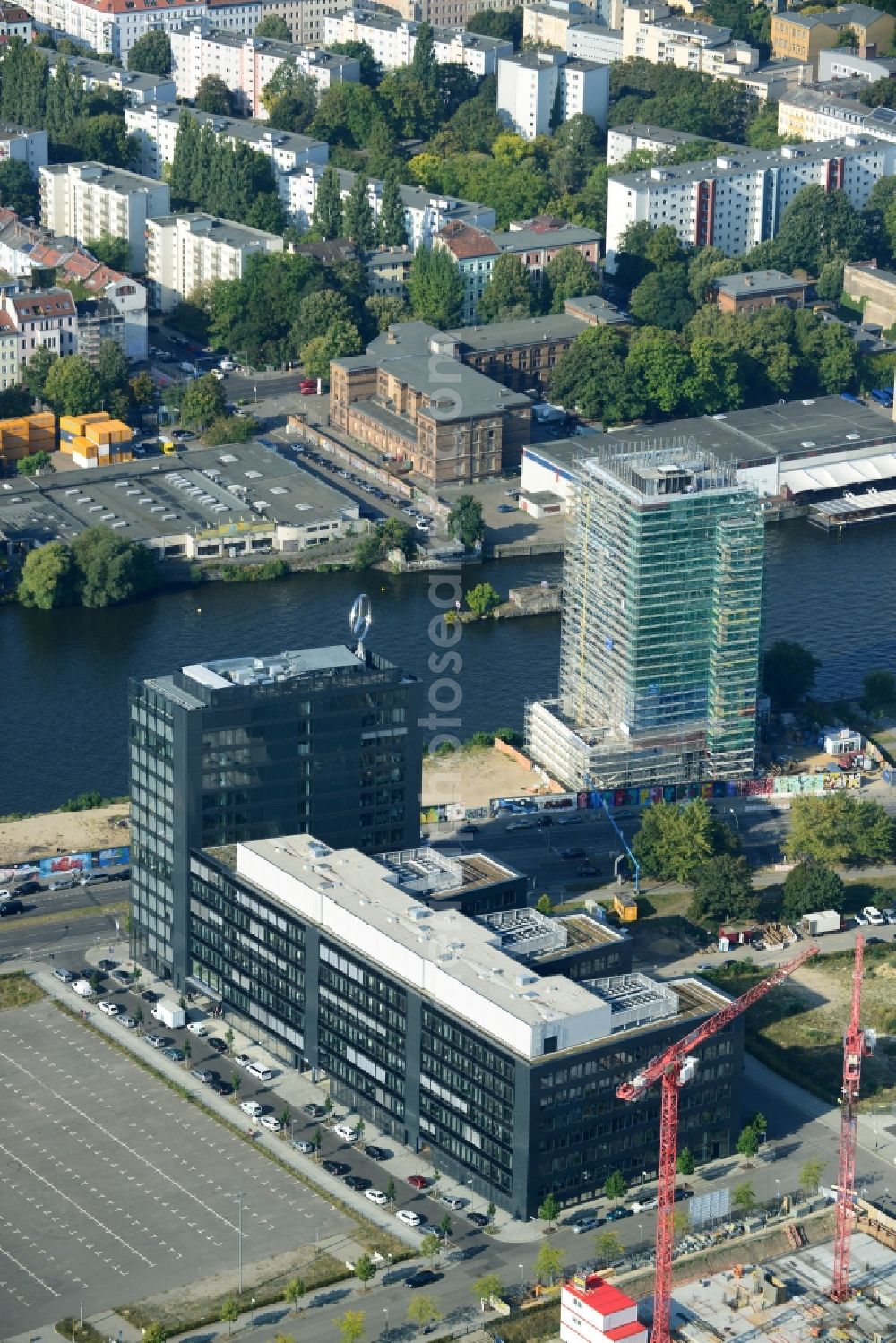 Aerial photograph Berlin - View the new building of the new german headquarter of Mercedes-Benz Distribution Germany on the site of the project Media Spree in the district Kreuzberg-Friedrichshain in Berlin. Here combines the Mercedes-Benz Distribution Germany the existing Berlin locations in a new property that is planned and built by CA Immo. CA Immo joins the project both as a client as well as an investor. Operating construction enterprise is the company Züblin