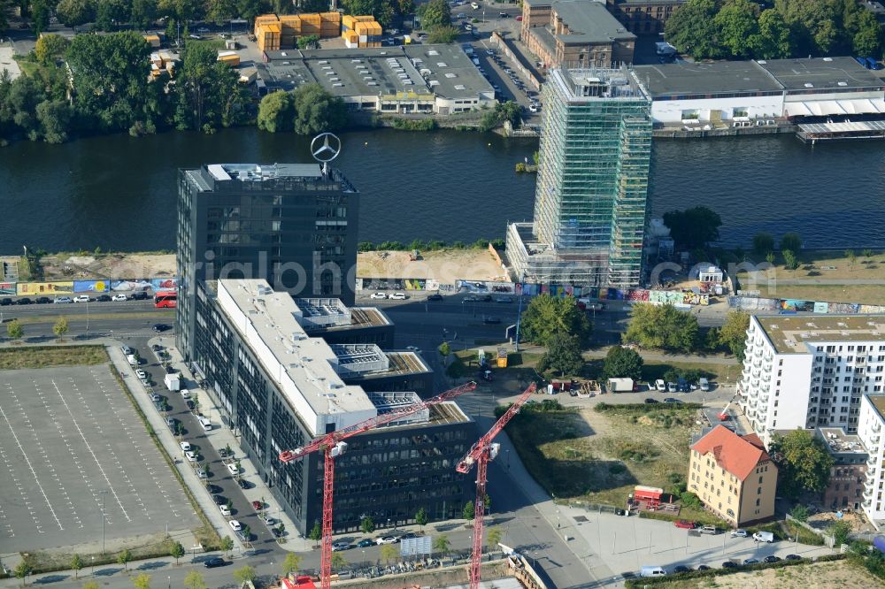 Berlin from the bird's eye view: View the new building of the new german headquarter of Mercedes-Benz Distribution Germany on the site of the project Media Spree in the district Kreuzberg-Friedrichshain in Berlin. Here combines the Mercedes-Benz Distribution Germany the existing Berlin locations in a new property that is planned and built by CA Immo. CA Immo joins the project both as a client as well as an investor. Operating construction enterprise is the company Züblin