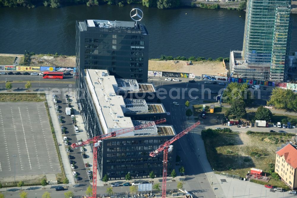 Aerial photograph Berlin - View the new building of the new german headquarter of Mercedes-Benz Distribution Germany on the site of the project Media Spree in the district Kreuzberg-Friedrichshain in Berlin. Here combines the Mercedes-Benz Distribution Germany the existing Berlin locations in a new property that is planned and built by CA Immo. CA Immo joins the project both as a client as well as an investor. Operating construction enterprise is the company Züblin