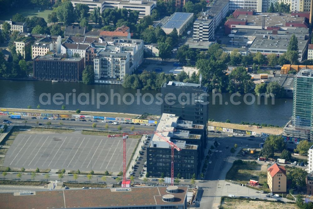 Aerial photograph Berlin - View the new building of the new german headquarter of Mercedes-Benz Distribution Germany on the site of the project Media Spree in the district Kreuzberg-Friedrichshain in Berlin. Here combines the Mercedes-Benz Distribution Germany the existing Berlin locations in a new property that is planned and built by CA Immo. CA Immo joins the project both as a client as well as an investor. Operating construction enterprise is the company Züblin