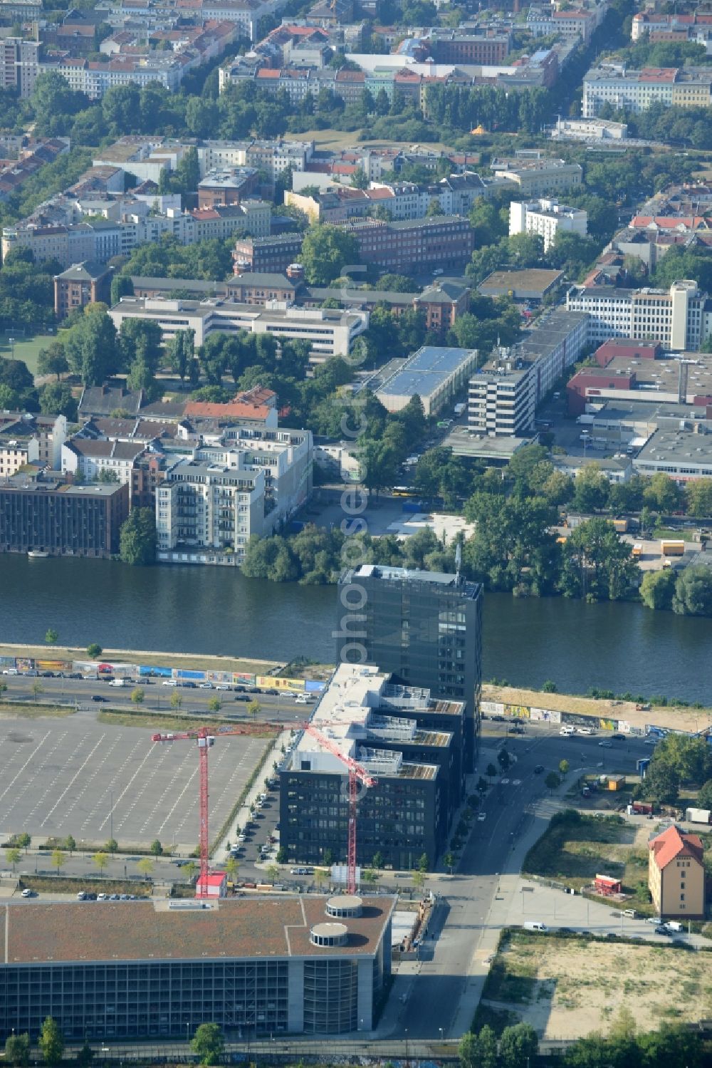 Berlin from the bird's eye view: View the new building of the new german headquarter of Mercedes-Benz Distribution Germany on the site of the project Media Spree in the district Kreuzberg-Friedrichshain in Berlin. Here combines the Mercedes-Benz Distribution Germany the existing Berlin locations in a new property that is planned and built by CA Immo. CA Immo joins the project both as a client as well as an investor. Operating construction enterprise is the company Züblin