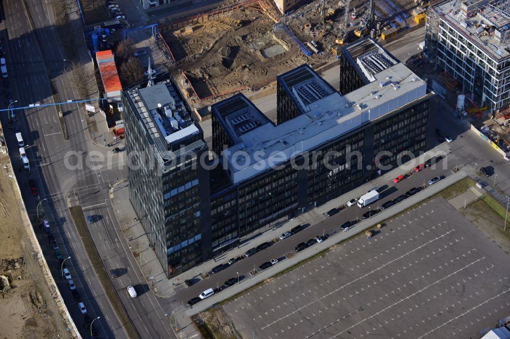 Aerial photograph Berlin - View the new building of the new german headquarter of Mercedes-Benz Distribution Germany on the site of the project Media Spree in the district Kreuzberg-Friedrichshain in Berlin. Here combines the Mercedes-Benz Distribution Germany the existing Berlin locations in a new property that is planned and built by CA Immo. CA Immo joins the project both as a client as well as an investor. Operating construction enterprise is the company Zueblin