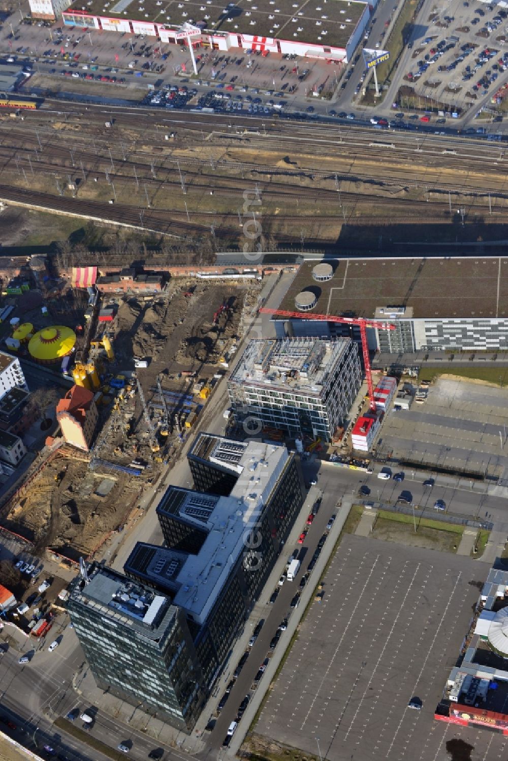 Berlin from the bird's eye view: View the new building of the new german headquarter of Mercedes-Benz Distribution Germany on the site of the project Media Spree in the district Kreuzberg-Friedrichshain in Berlin. Here combines the Mercedes-Benz Distribution Germany the existing Berlin locations in a new property that is planned and built by CA Immo. CA Immo joins the project both as a client as well as an investor. Operating construction enterprise is the company Zueblin