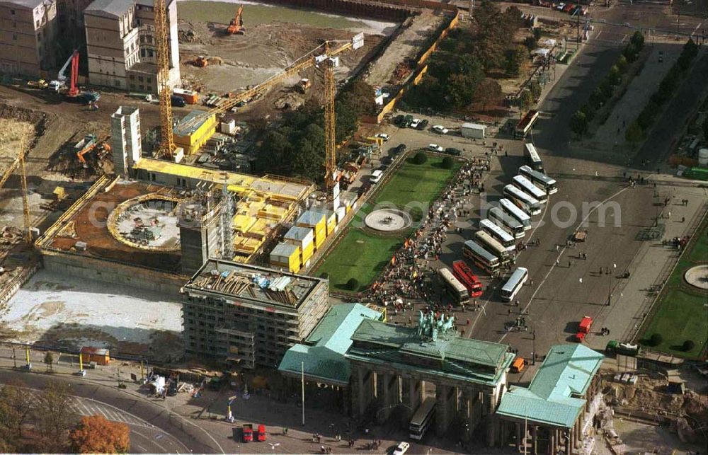 Berlin from the bird's eye view: Neubau Dresdner Bank am Brandenburger Tor / Jede Verwendung nur mit Urheberangabe: 