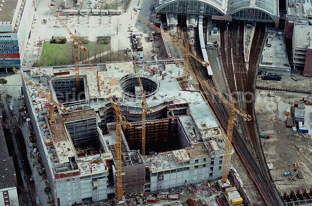 Aerial image Berlin / Friedrichshain - 26.03.1995 Neubau Dresdner Bank am Hauptbahnhof Berlin