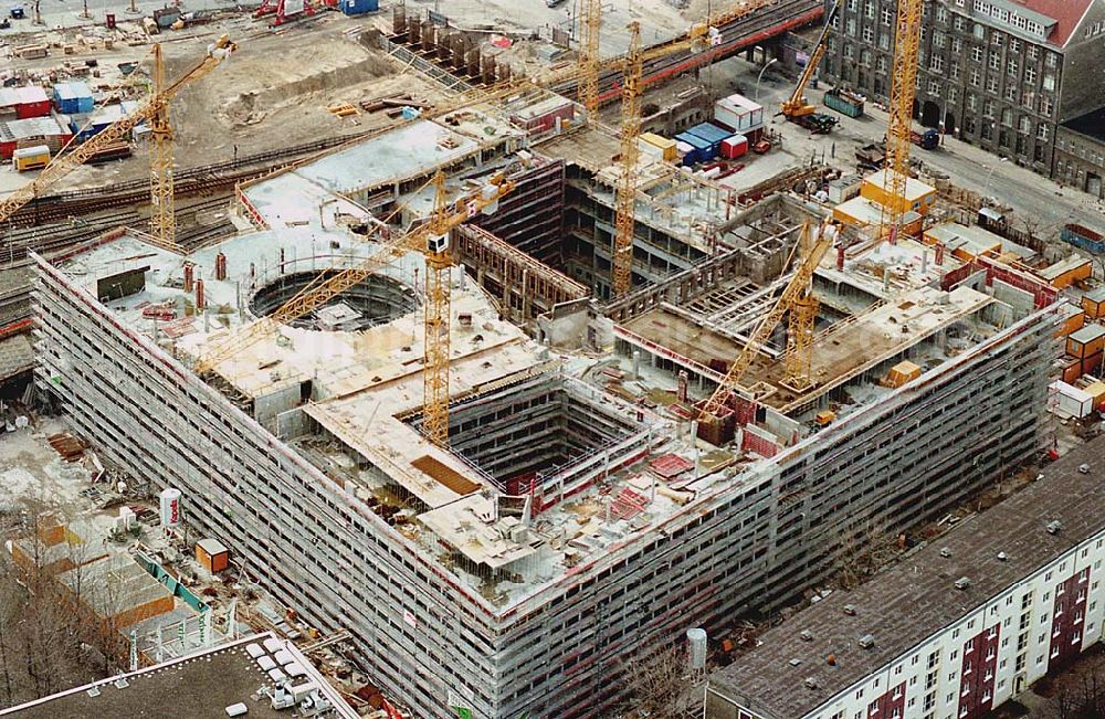 Berlin / Friedrichshain from above - 26.03.1995 Neubau Dresdner Bank am Hauptbahnhof Berlin