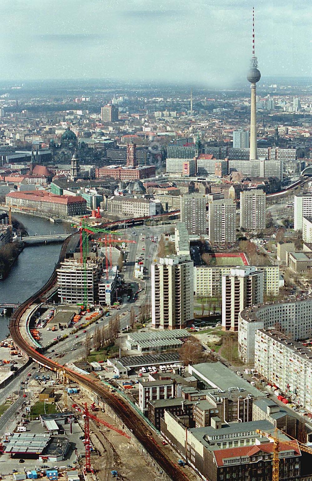 Berlin / Friedrichshain from the bird's eye view: 26.03.1995 Neubau Dresdner Bank am Hauptbahnhof Berlin