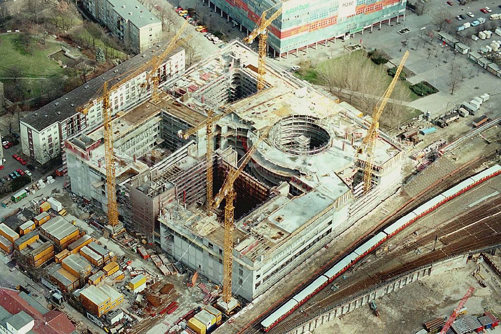 Aerial image Berlin / Friedrichshain - 26.03.1995 Neubau Dresdner Bank am Hauptbahnhof Berlin