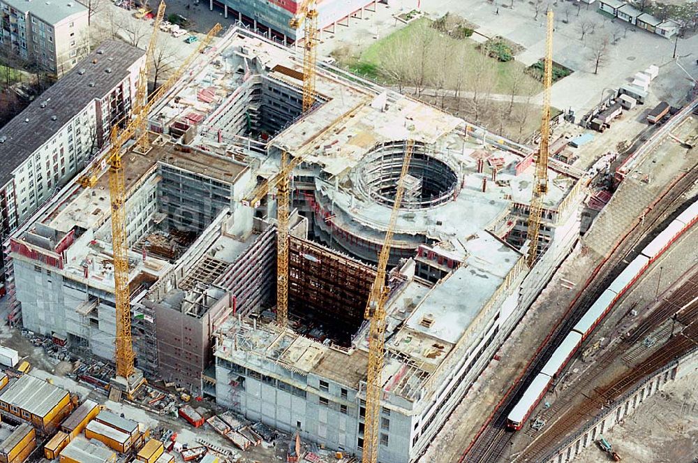 Aerial photograph Berlin / Friedrichshain - 26.03.1995 Neubau Dresdner Bank am Hauptbahnhof Berlin