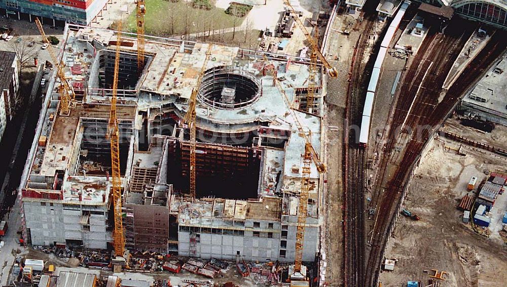 Berlin / Friedrichshain from above - 26.03.1995 Neubau Dresdner Bank am Hauptbahnhof Berlin