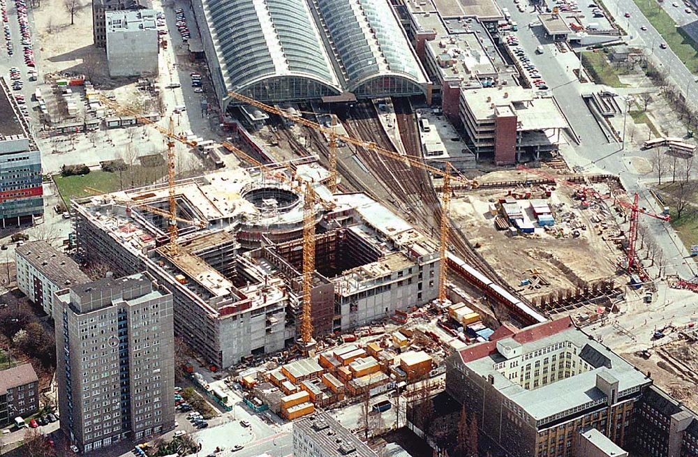 Aerial photograph Berlin / Friedrichshain - 26.03.1995 Neubau Dresdner Bank am Hauptbahnhof Berlin