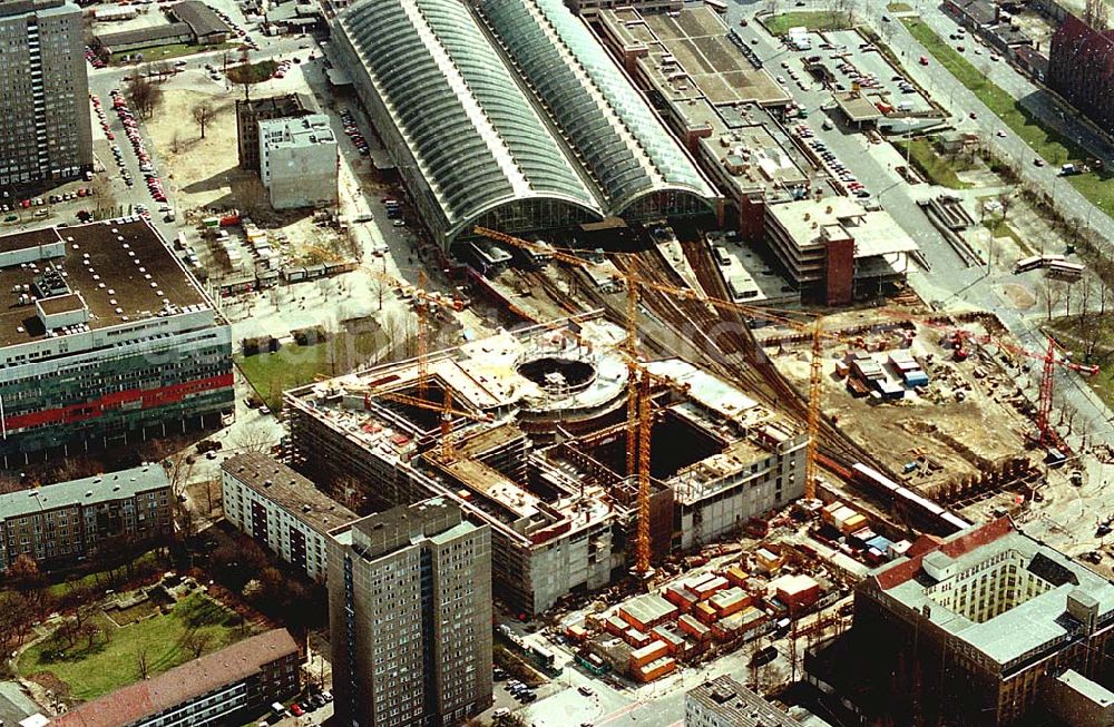 Berlin / Friedrichshain from above - 26.03.1995 Neubau Dresdner Bank am Hauptbahnhof Berlin