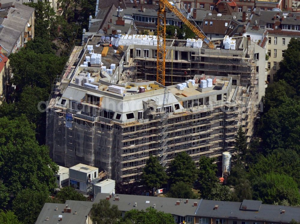 Aerial image Berlin-Schöneberg - View of a new building of freehold apartments at Barbarossaplatz in Berlin-Schoeneberg. It is a building project of HOCHTIEF-Projektentwicklung on behalf of INTERHOMES AG