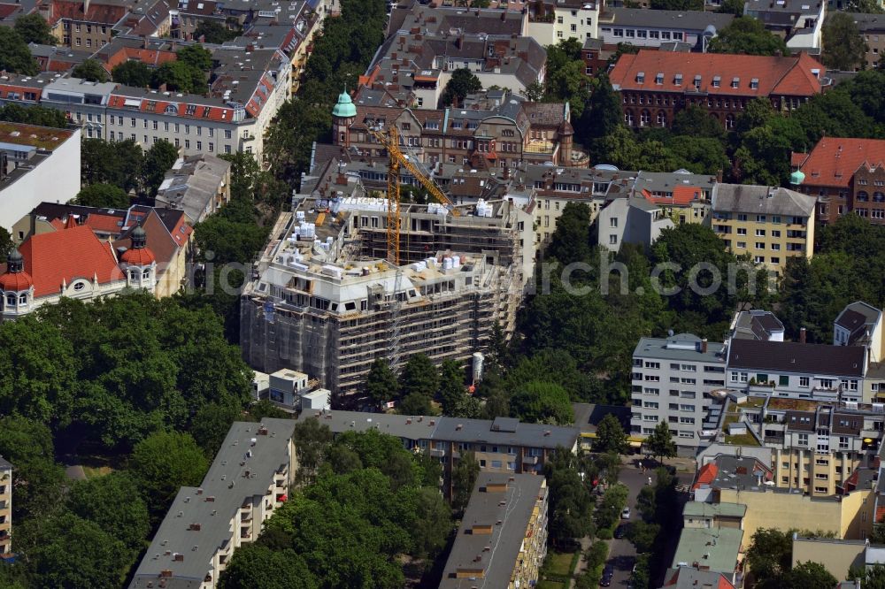 Aerial photograph Berlin-Schöneberg - View of a new building of freehold apartments at Barbarossaplatz in Berlin-Schoeneberg. It is a building project of HOCHTIEF-Projektentwicklung on behalf of INTERHOMES AG