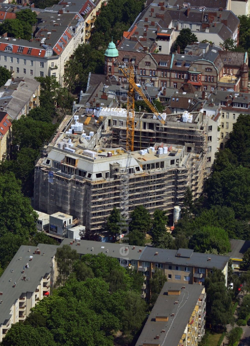 Berlin-Schöneberg from the bird's eye view: View of a new building of freehold apartments at Barbarossaplatz in Berlin-Schoeneberg. It is a building project of HOCHTIEF-Projektentwicklung on behalf of INTERHOMES AG