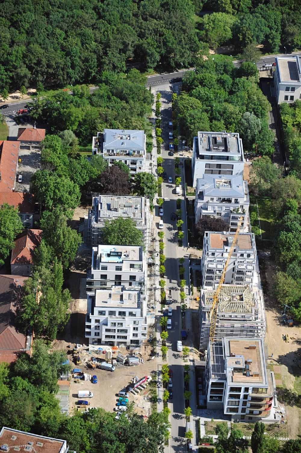 Berlin from the bird's eye view: View of townhouses being built on Clara Wieck St in Berlin / Tiergarten within the ensemble of the Diplomatenpark Berlin