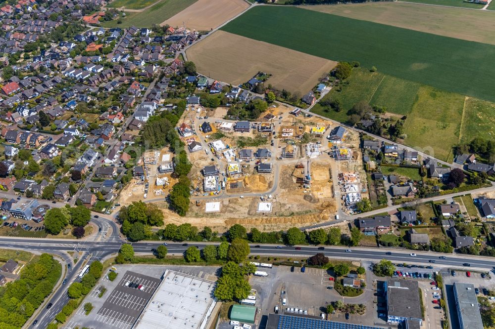 Wesel from the bird's eye view: Construction sites for the new residential area of a??a??a single-family and multi-family housing development Am Schwan on the street Hoher Weg - Am Schwan in Wesel in the state North Rhine-Westphalia, Germany