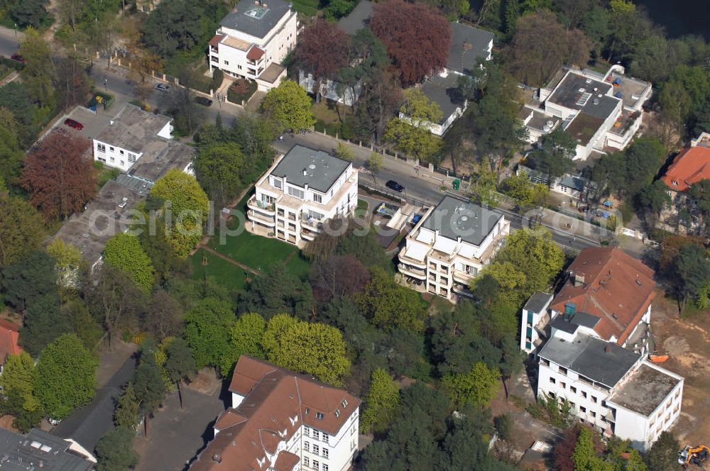 Aerial image Berlin - Blick auf fertiggestellte Neubau Einfamilienhäuser an der Delbrückstrasse 15 am Hubertussee in 14193 BERLIN - ein Projekt der CONCEPT BAU - PREMIER GmbH, Engeldamm 64b, 10179 Berlin, Tel.: 030.23 12 03 - 0.