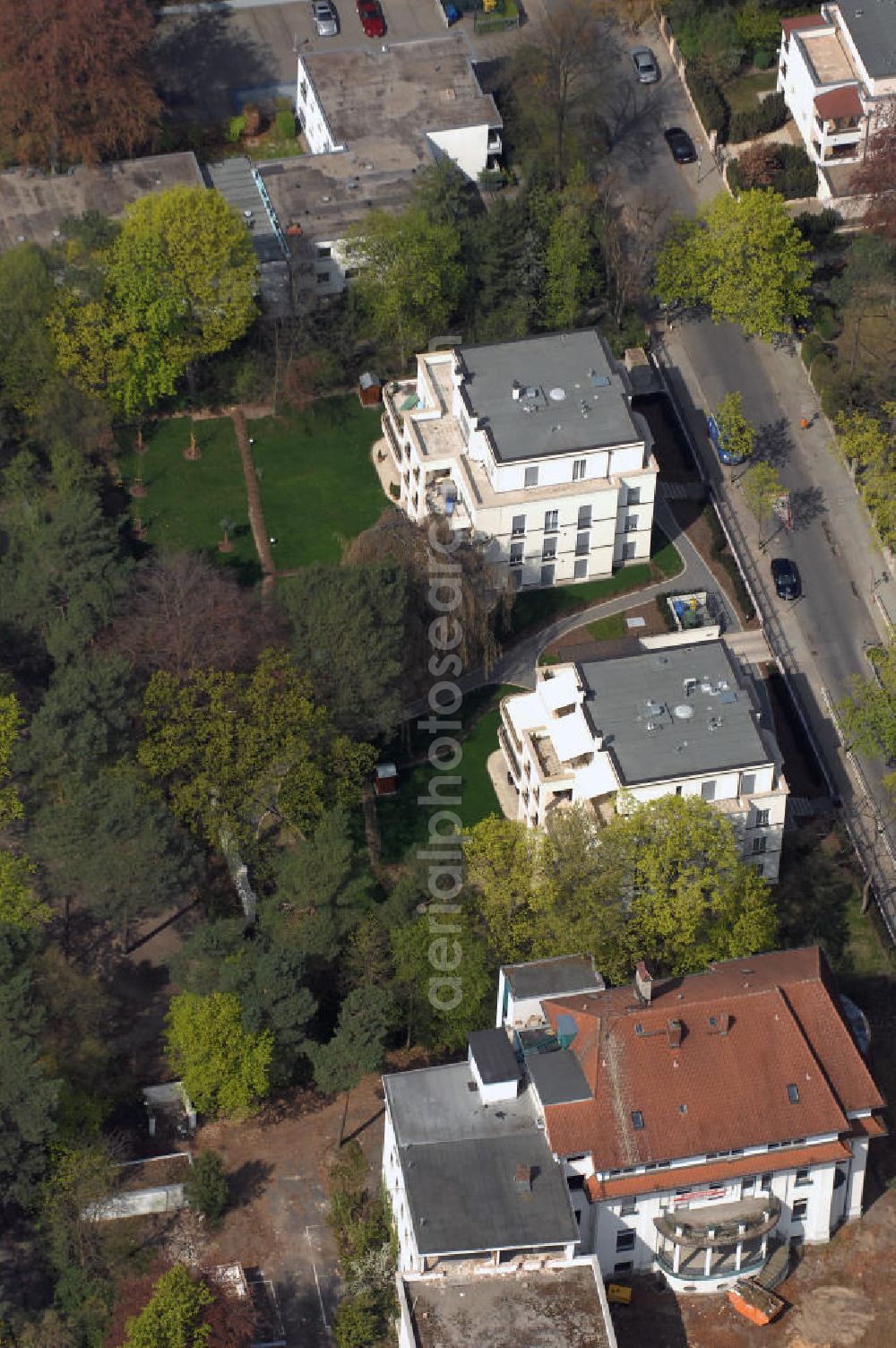 Berlin from the bird's eye view: Blick auf fertiggestellte Neubau Einfamilienhäuser an der Delbrückstrasse 15 am Hubertussee in 14193 BERLIN - ein Projekt der CONCEPT BAU - PREMIER GmbH, Engeldamm 64b, 10179 Berlin, Tel.: 030.23 12 03 - 0.