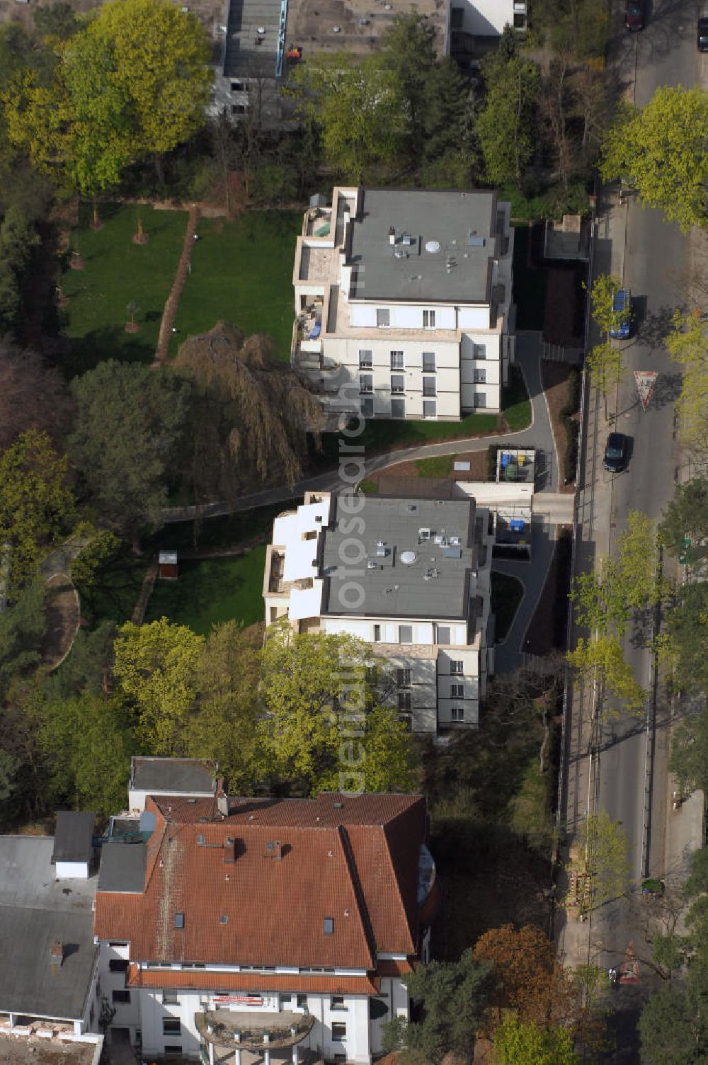 Aerial image Berlin - Blick auf fertiggestellte Neubau Einfamilienhäuser an der Delbrückstrasse 15 am Hubertussee in 14193 BERLIN - ein Projekt der CONCEPT BAU - PREMIER GmbH, Engeldamm 64b, 10179 Berlin, Tel.: 030.23 12 03 - 0.