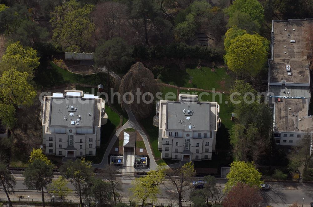 Aerial photograph Berlin - Blick auf fertiggestellte Neubau Einfamilienhäuser an der Delbrückstrasse 15 am Hubertussee in 14193 BERLIN - ein Projekt der CONCEPT BAU - PREMIER GmbH, Engeldamm 64b, 10179 Berlin, Tel.: 030.23 12 03 - 0.