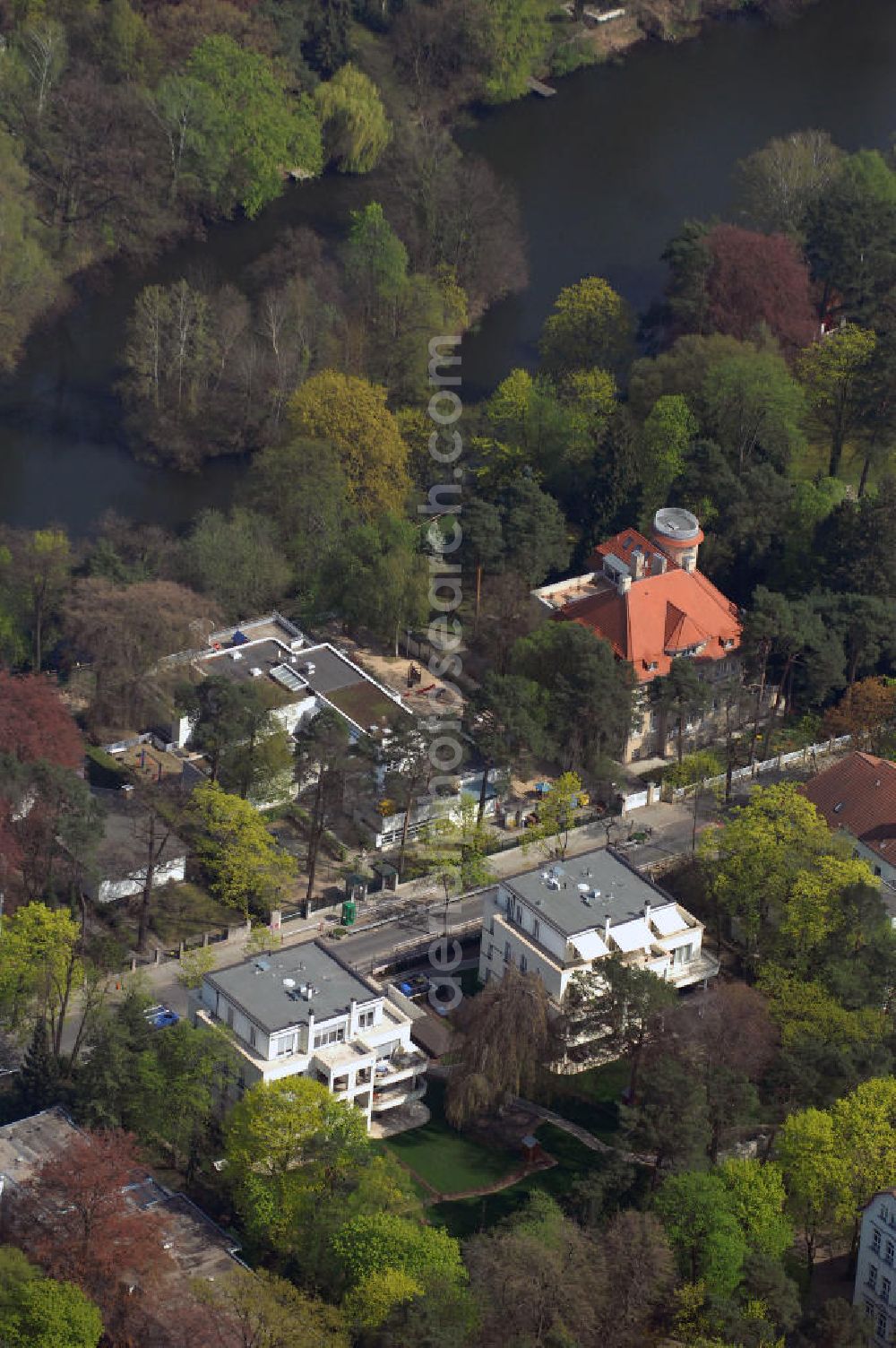 Berlin from the bird's eye view: Blick auf fertiggestellte Neubau Einfamilienhäuser an der Delbrückstrasse 15 am Hubertussee in 14193 BERLIN - ein Projekt der CONCEPT BAU - PREMIER GmbH, Engeldamm 64b, 10179 Berlin, Tel.: 030.23 12 03 - 0.