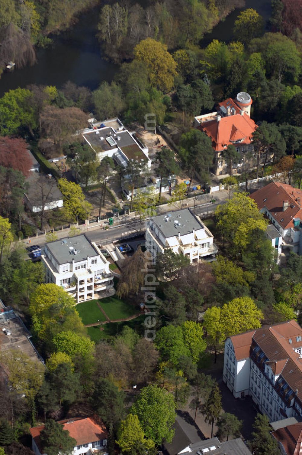 Aerial image Berlin - Blick auf fertiggestellte Neubau Einfamilienhäuser an der Delbrückstrasse 15 am Hubertussee in 14193 BERLIN - ein Projekt der CONCEPT BAU - PREMIER GmbH, Engeldamm 64b, 10179 Berlin, Tel.: 030.23 12 03 - 0.