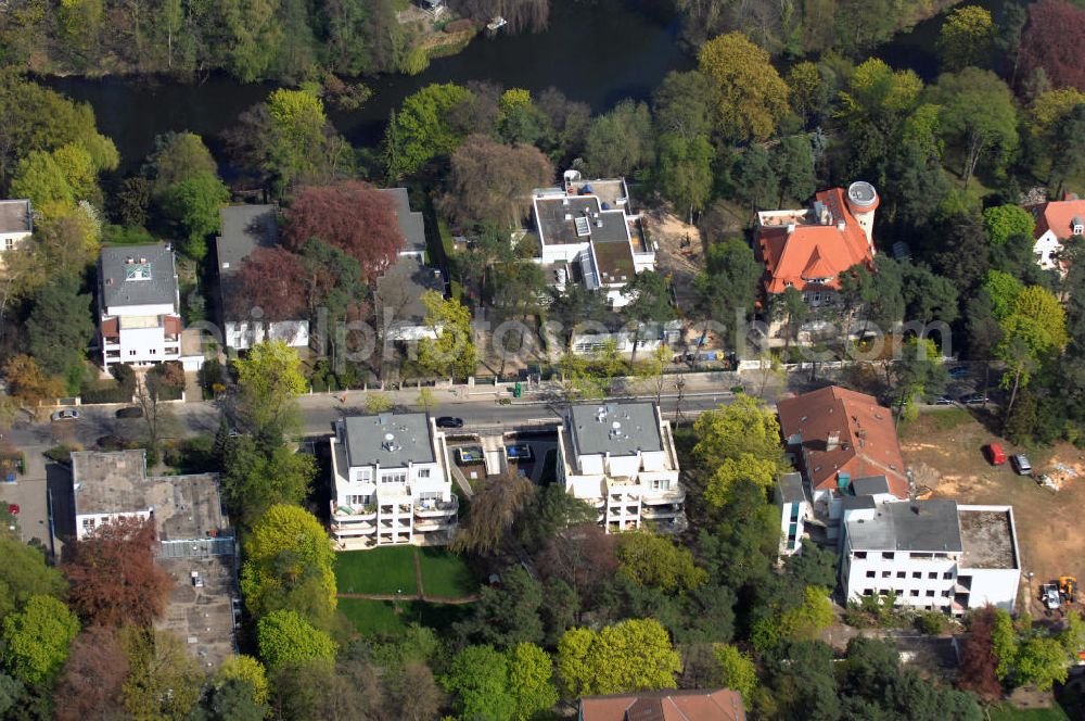 Aerial photograph Berlin - Blick auf fertiggestellte Neubau Einfamilienhäuser an der Delbrückstrasse 15 am Hubertussee in 14193 BERLIN - ein Projekt der CONCEPT BAU - PREMIER GmbH, Engeldamm 64b, 10179 Berlin, Tel.: 030.23 12 03 - 0.