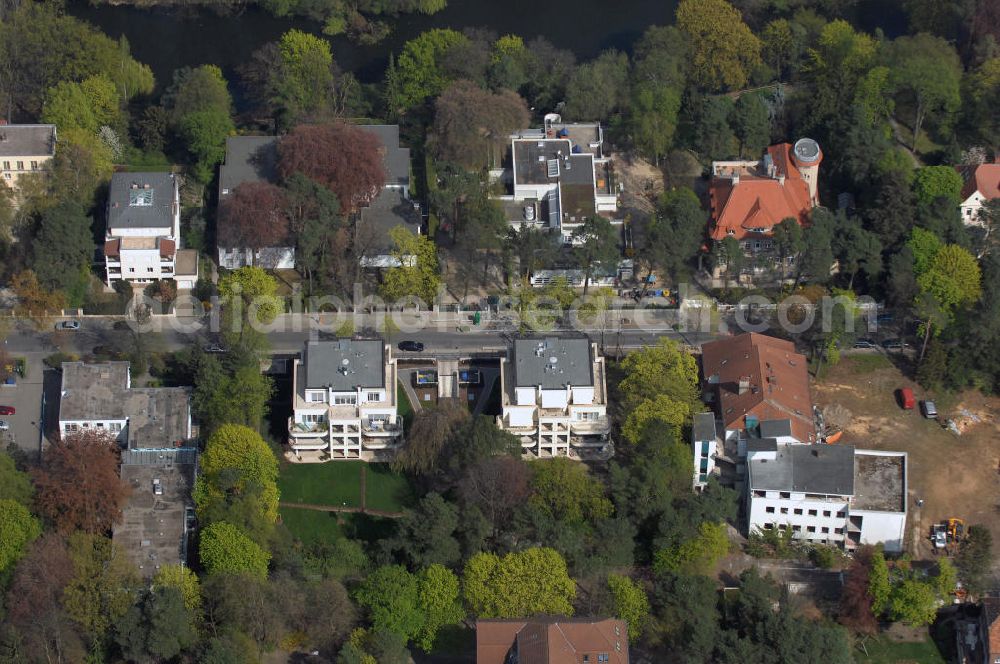 Berlin from above - Blick auf fertiggestellte Neubau Einfamilienhäuser an der Delbrückstrasse 15 am Hubertussee in 14193 BERLIN - ein Projekt der CONCEPT BAU - PREMIER GmbH, Engeldamm 64b, 10179 Berlin, Tel.: 030.23 12 03 - 0.