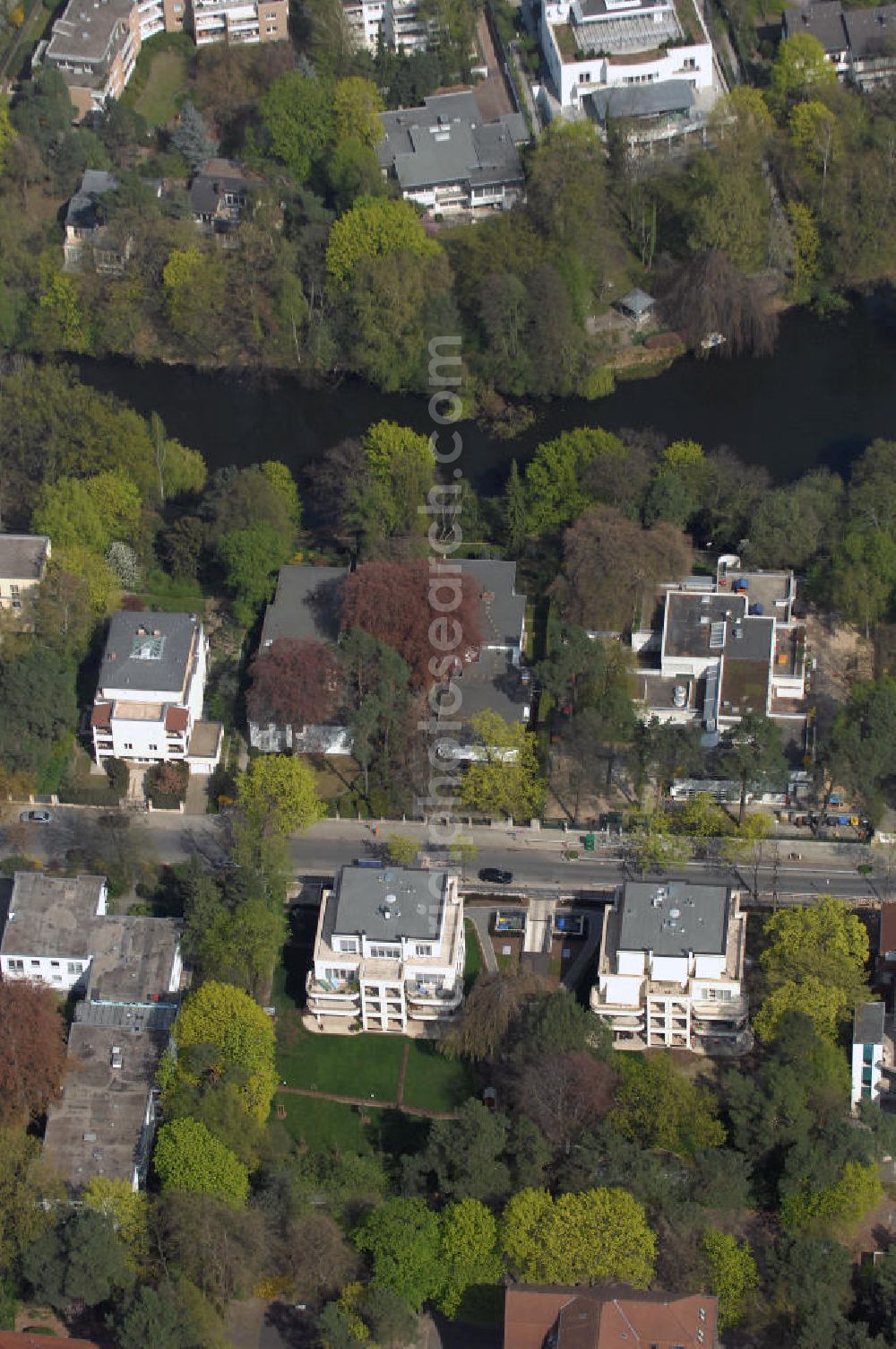 Berlin from the bird's eye view: Blick auf fertiggestellte Neubau Einfamilienhäuser an der Delbrückstrasse 15 am Hubertussee in 14193 BERLIN - ein Projekt der CONCEPT BAU - PREMIER GmbH, Engeldamm 64b, 10179 Berlin, Tel.: 030.23 12 03 - 0.