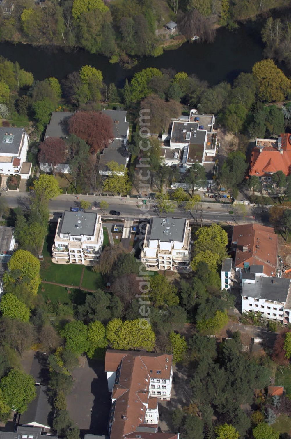 Aerial image Berlin - Blick auf fertiggestellte Neubau Einfamilienhäuser an der Delbrückstrasse 15 am Hubertussee in 14193 BERLIN - ein Projekt der CONCEPT BAU - PREMIER GmbH, Engeldamm 64b, 10179 Berlin, Tel.: 030.23 12 03 - 0.