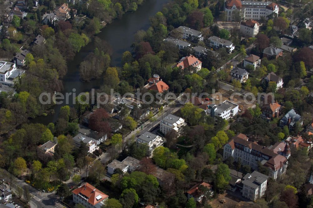 Aerial photograph Berlin - Blick auf fertiggestellte Neubau Einfamilienhäuser an der Delbrückstrasse 15 am Hubertussee in 14193 BERLIN - ein Projekt der CONCEPT BAU - PREMIER GmbH, Engeldamm 64b, 10179 Berlin, Tel.: 030.23 12 03 - 0.