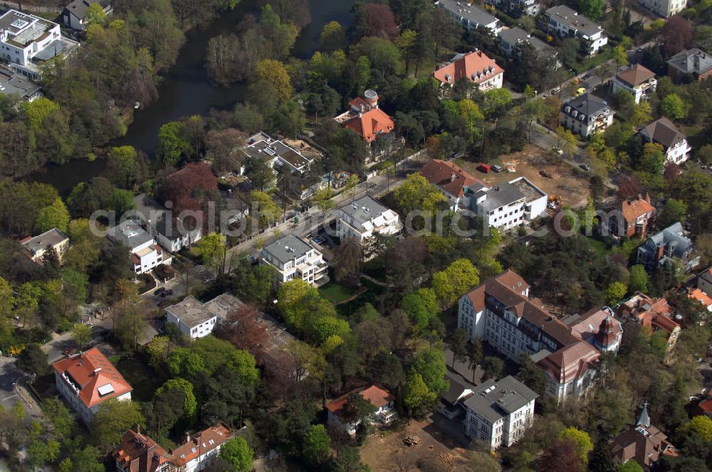 Berlin from above - Blick auf fertiggestellte Neubau Einfamilienhäuser an der Delbrückstrasse 15 am Hubertussee in 14193 BERLIN - ein Projekt der CONCEPT BAU - PREMIER GmbH, Engeldamm 64b, 10179 Berlin, Tel.: 030.23 12 03 - 0.