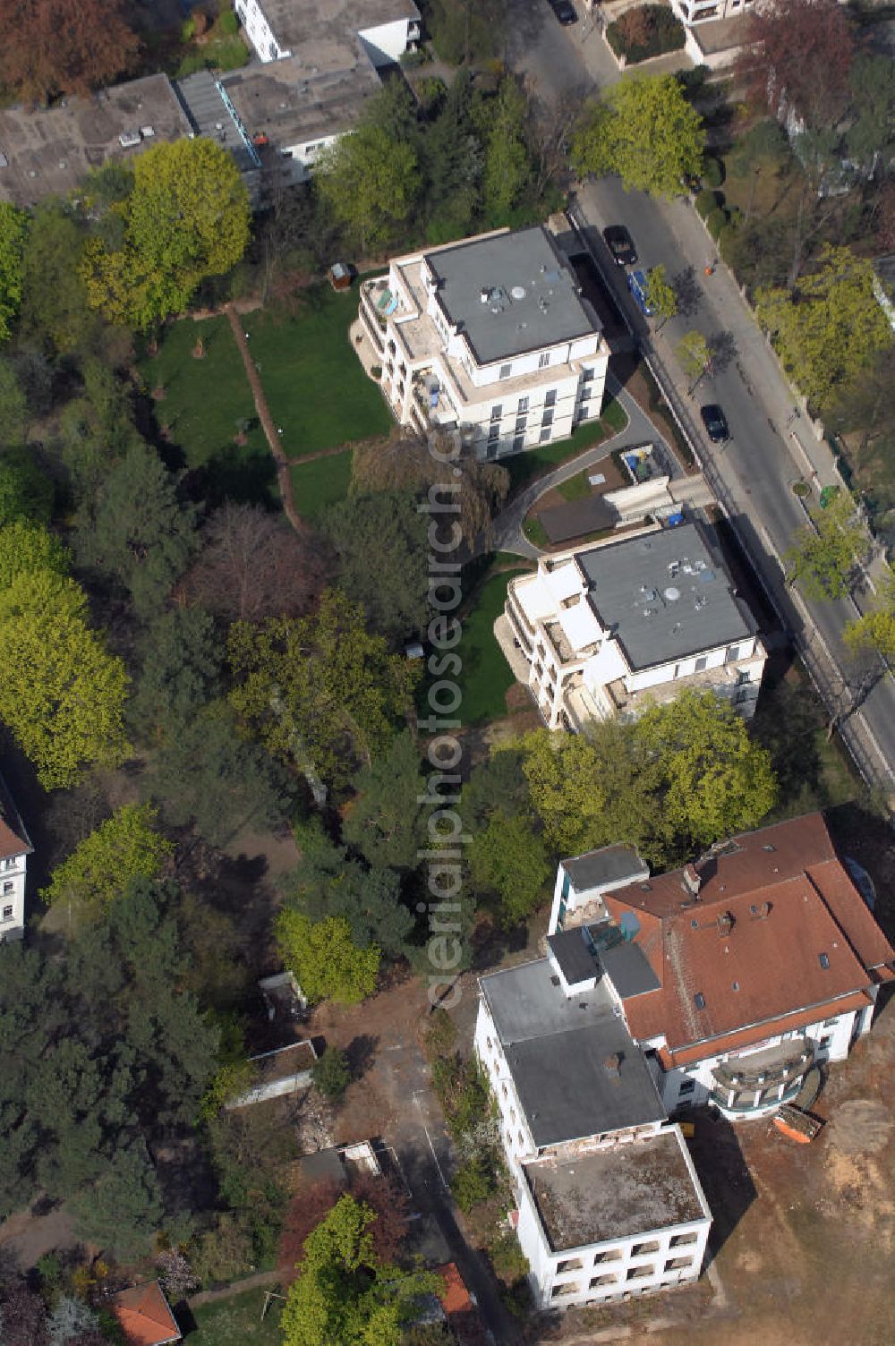 Berlin from the bird's eye view: Blick auf fertiggestellte Neubau Einfamilienhäuser an der Delbrückstrasse 15 am Hubertussee in 14193 BERLIN - ein Projekt der CONCEPT BAU - PREMIER GmbH, Engeldamm 64b, 10179 Berlin, Tel.: 030.23 12 03 - 0.