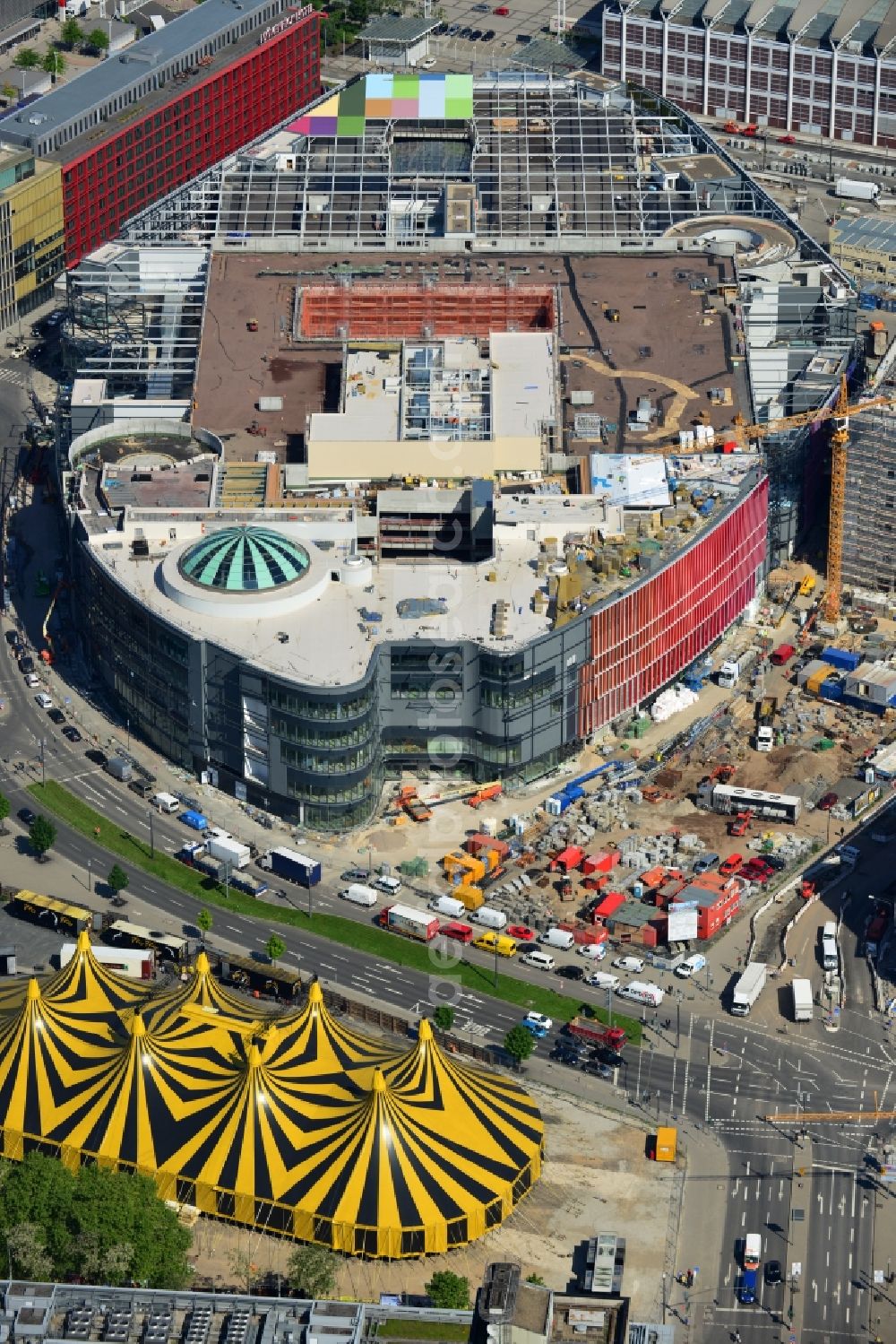 Frankfurt am Main from the bird's eye view: Construction site of building of the shopping center Skyline Plaza on Europa - Allee in the district Gallus in Frankfurt in the state Hesse, Germany