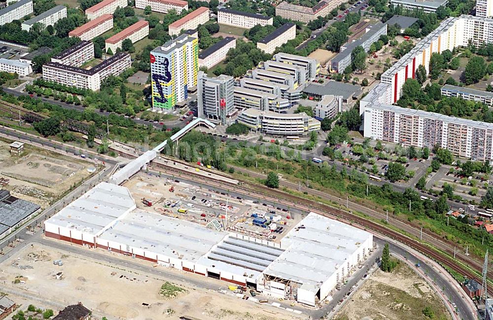 Berlin- Lichtenberg from the bird's eye view: Neubau eines Einkaufscenters an der S- Bahn Storkower Str. in Berlin- Lichtenberg / Berlin.