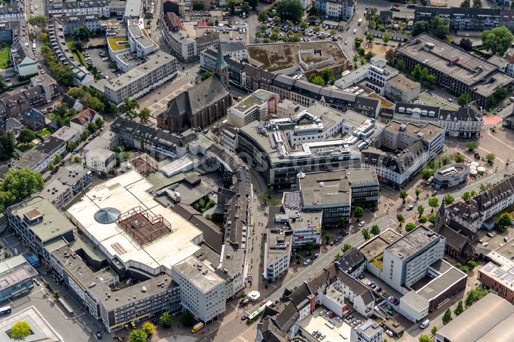 Bottrop from the bird's eye view: Construction site for the new building complex of the shopping mall Kaufhaus Moses on Hansastrasse - at the horse market and church building of the Propsteikirche St. Cyriakus in Bottrop in the state North Rhine-Westphalia, Germany